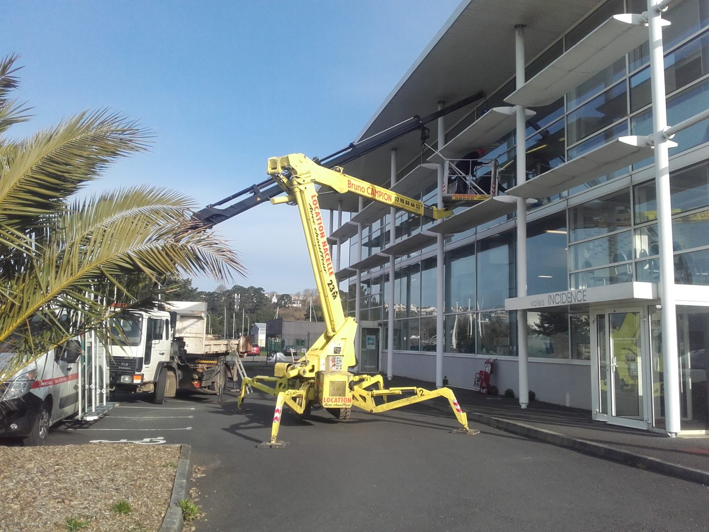 Bruno-Campion-location-nacelle-mini-grue-et-engin-de-levage-dans-le-Finistère-et-en-Bretagne