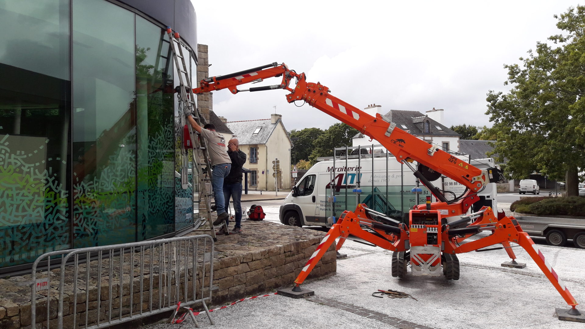 grue-araignée-sur-chenilles