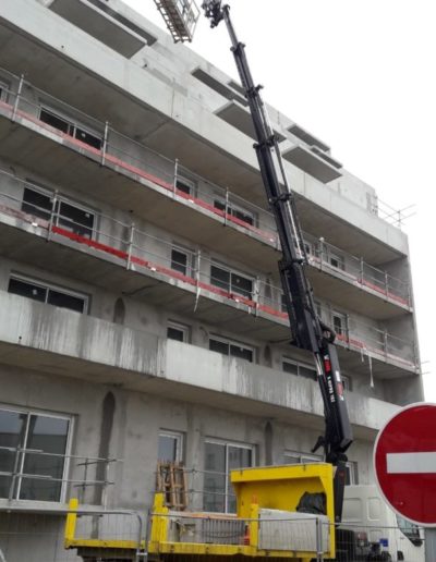 Approvisionnement-vitrage-avec-camion-bras-DAF-16-tonnes-Immeuble-Brest-2-400x516