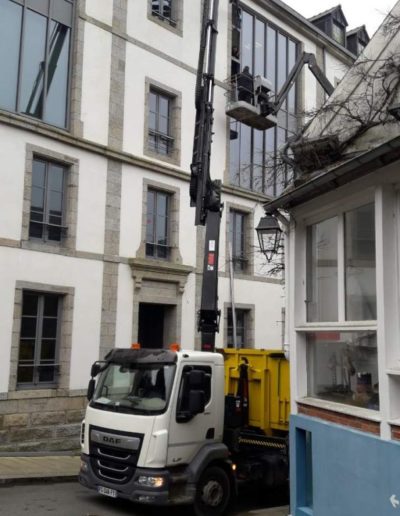 Remplacement-vitrage-Musee-Pont-Aven-avec-camion-bras-DAF-16-tonnes-2-3-400x516